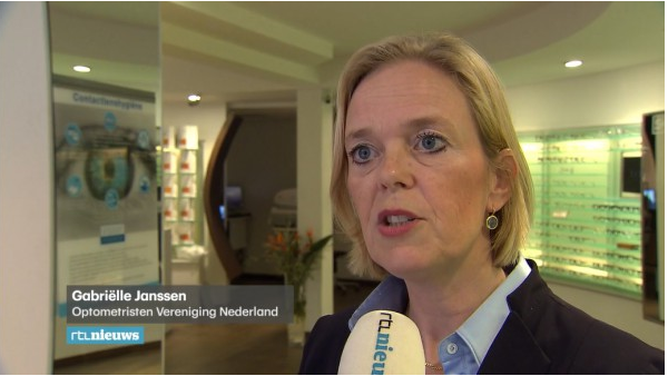 Op de achtergrond is de poster van contactlenshygiene van Visser Contactlenzen in beeld.